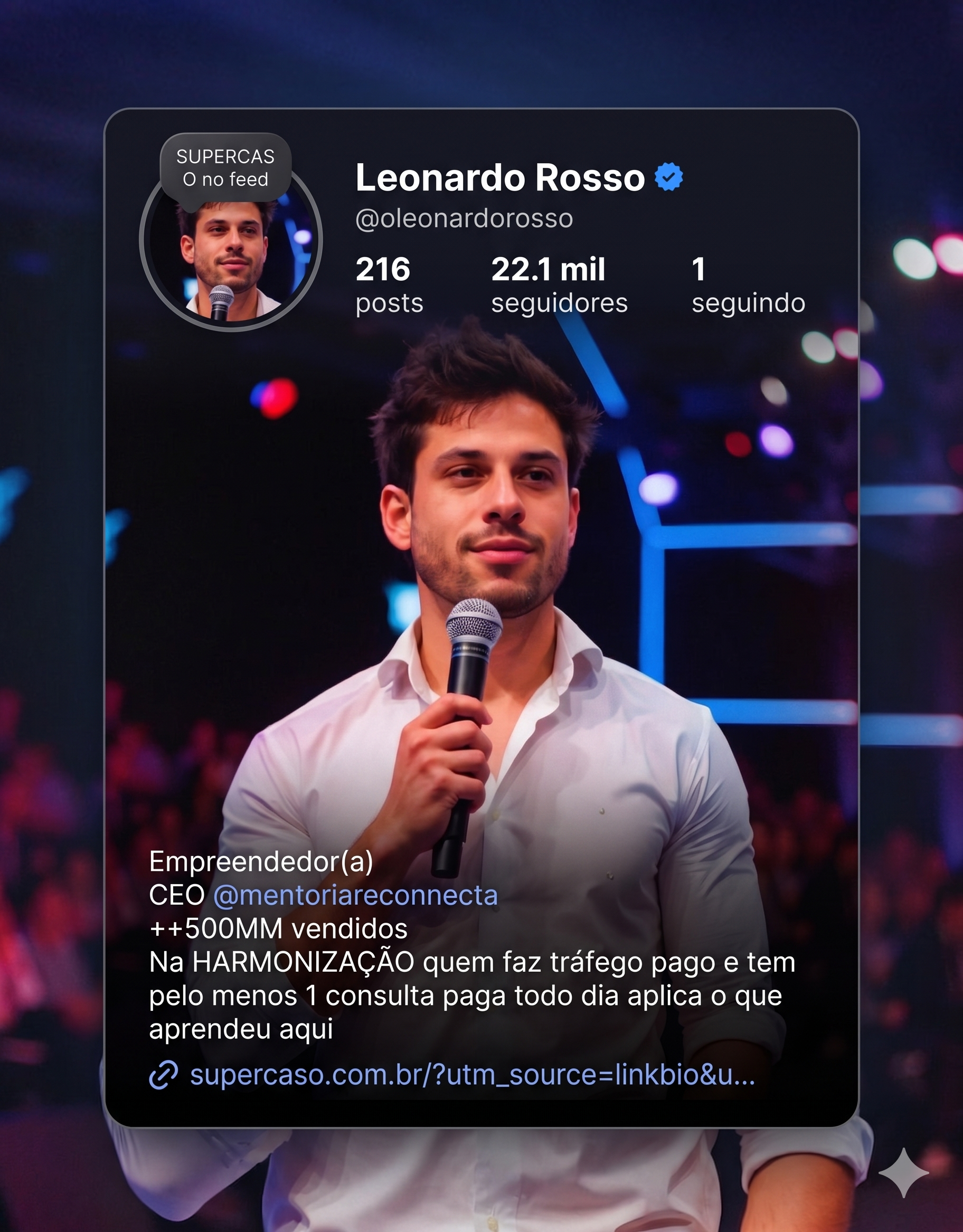 Leonardo Rosso no palco Reconecta, com card do perfil Instagram @oleonardorosso sobreposto
